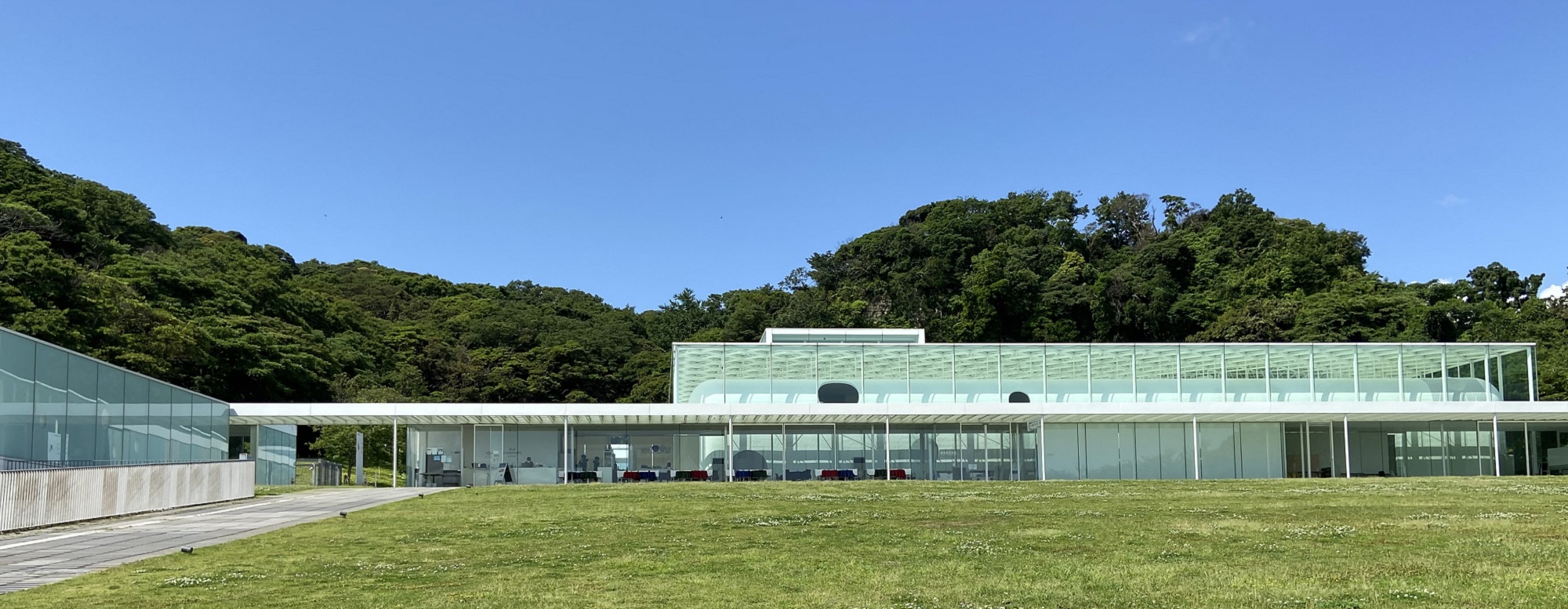 美術館建物正面の写真